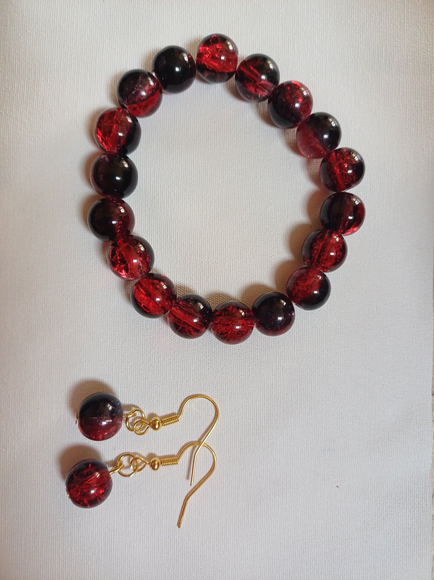 Association bracelet et boucles d'oreilles noir et rouge